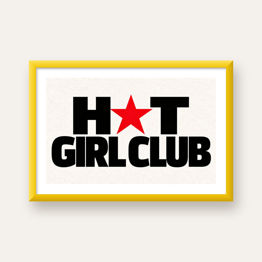 HOT GIRL CLUB Tipografi ve Yıldız Detaylı Poster — sarı çerçeveli paspartulu