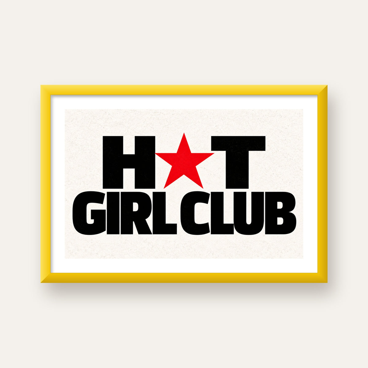 HOT GIRL CLUB Tipografi ve Yıldız Detaylı Poster — sarı çerçeveli paspartulu