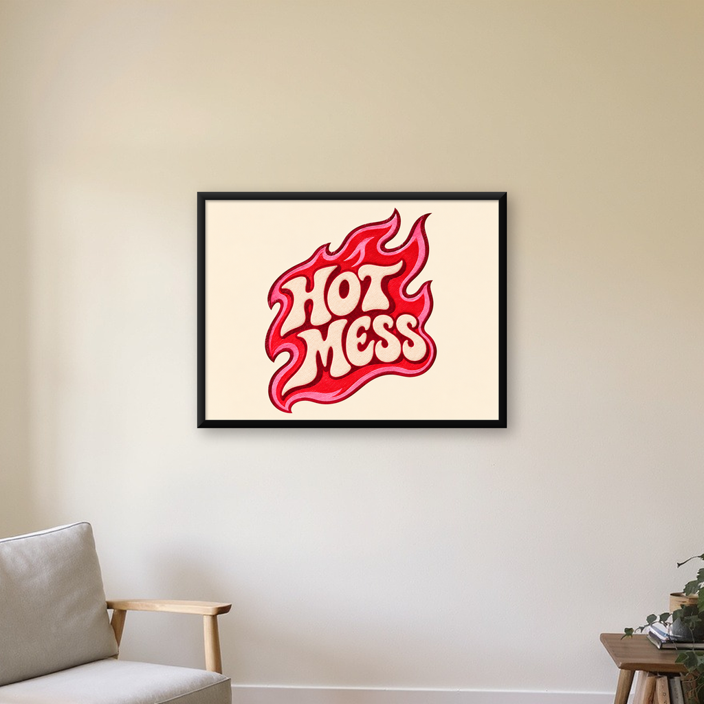 Alevli Tipografi Poster – HOT MESS Retro Dijital Baskı — Yatay baskı, çerçeveli hâliyle bir ev duvarında