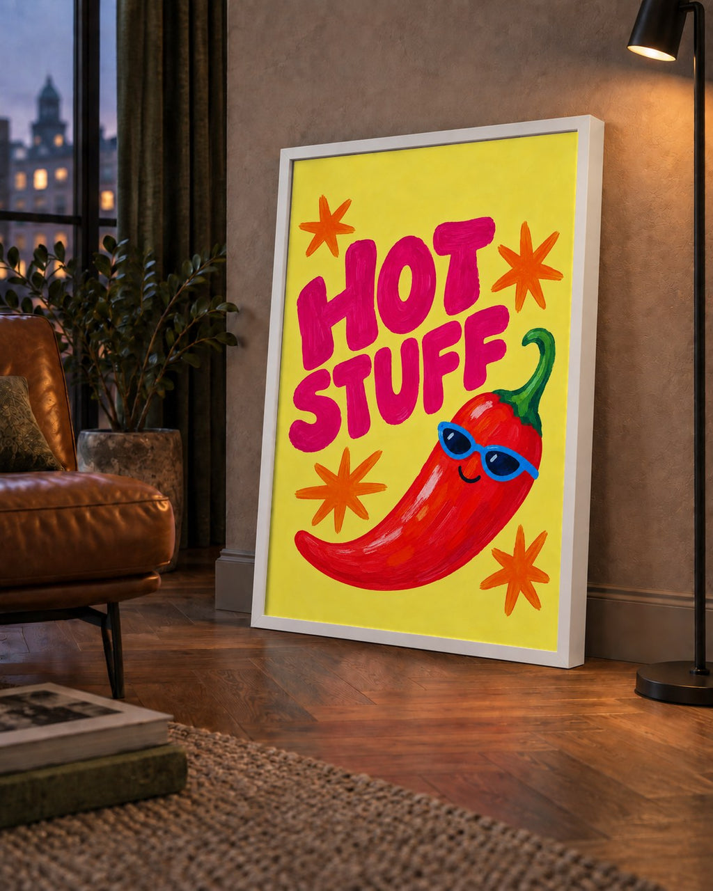 Hot Stuff Gözlüklü Biber Poster – Renkli ve Eğlenceli Duvar Dekoru — çerçeveli hâliyle bir ev duvarında