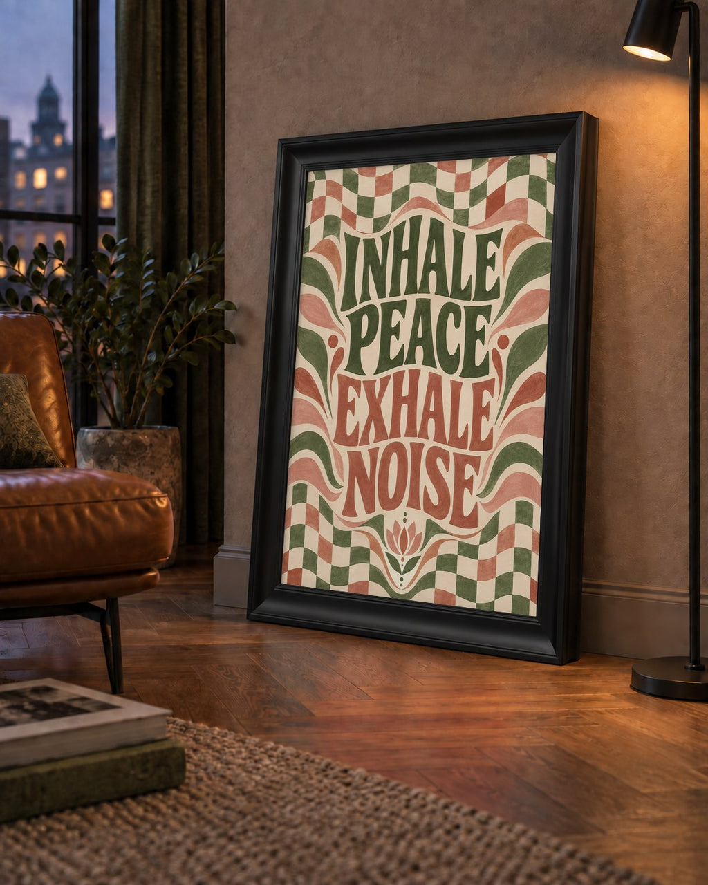 Inhale Peace, Exhale Noise Retro Damalı Yoga Poster — çerçeveli hâliyle bir ev duvarında