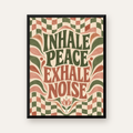 Retro İlhamlı Tipografi Poster – Inhale Peace, Exhale Noise — Dikey baskı, düz siyah çerçeveli duvar posteri