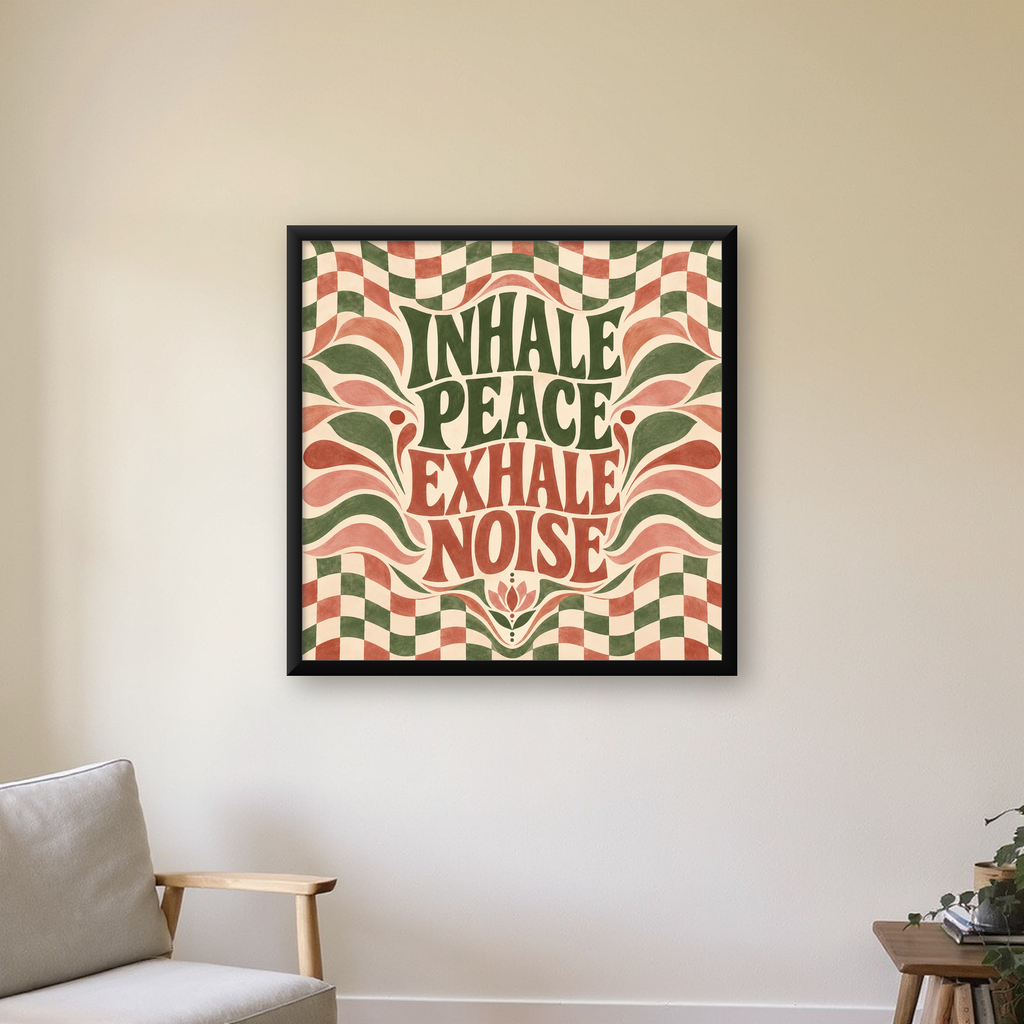 Retro İlhamlı Tipografi Poster – Inhale Peace, Exhale Noise — Kare baskı, çerçeveli hâliyle bir ev duvarında