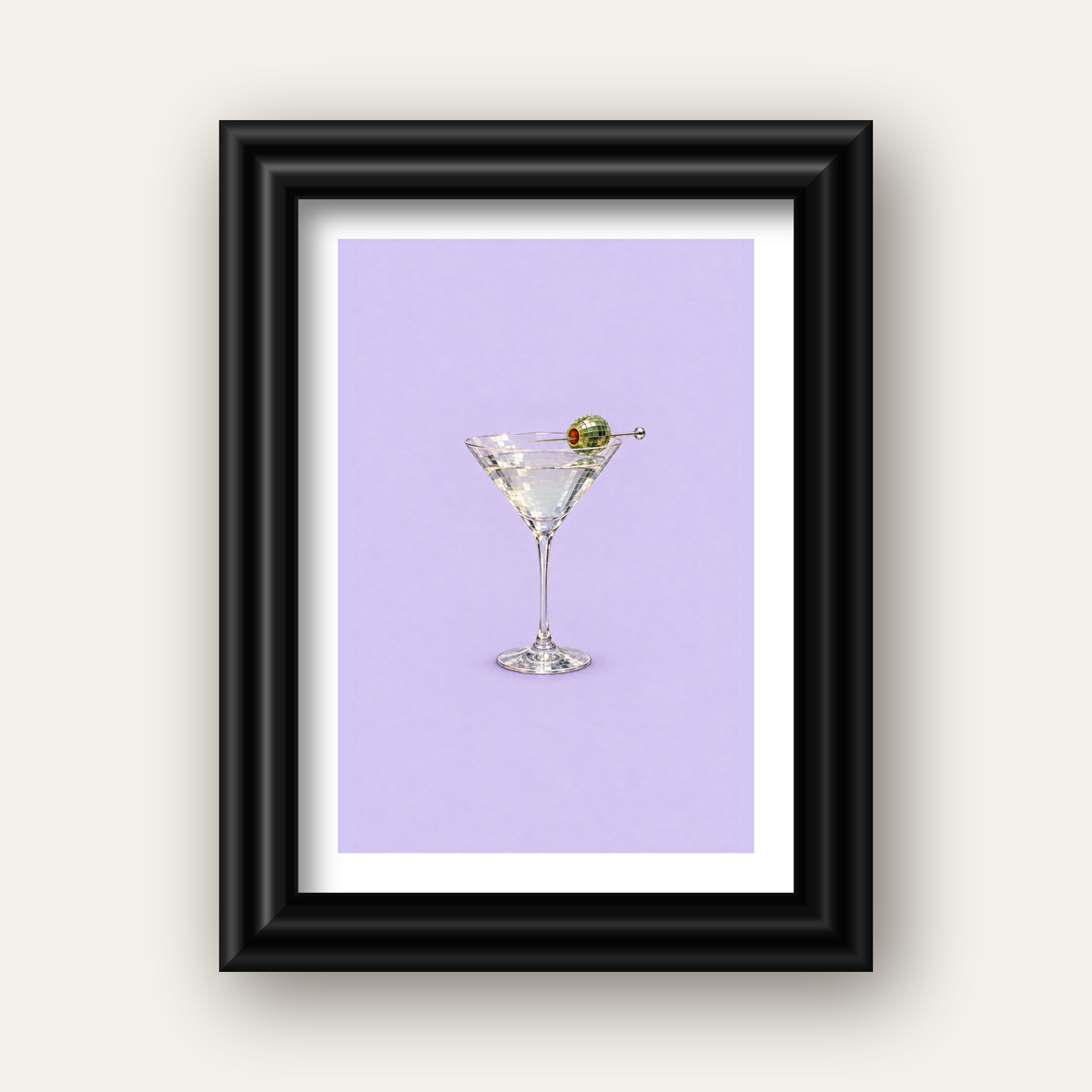 Işıltılı Martini: Modern Disco Stili Poster Baskı — siyah galeri çerçeveli paspartulu