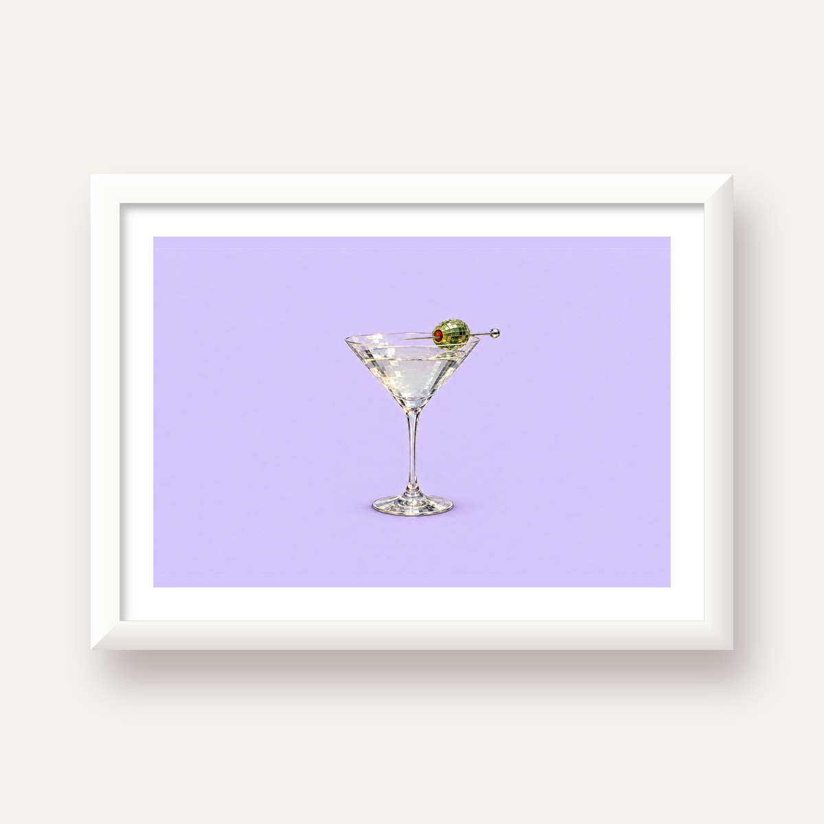 Işıltılı Martini: Modern Disco Stili Poster Baskı — beyaz çerçeveli yatay poster