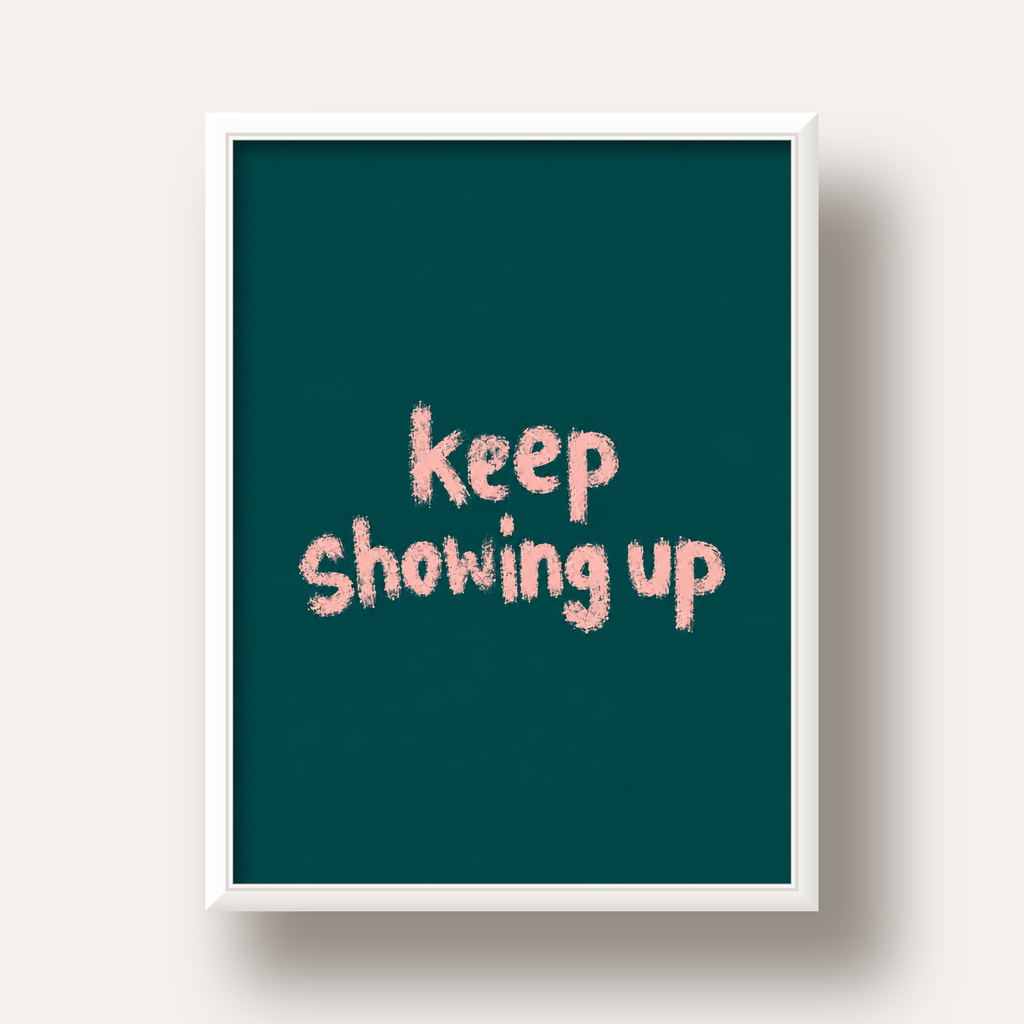 Keep Showing Up El Yazısı Motivasyonel Poster — beyaz derin çerçeveli