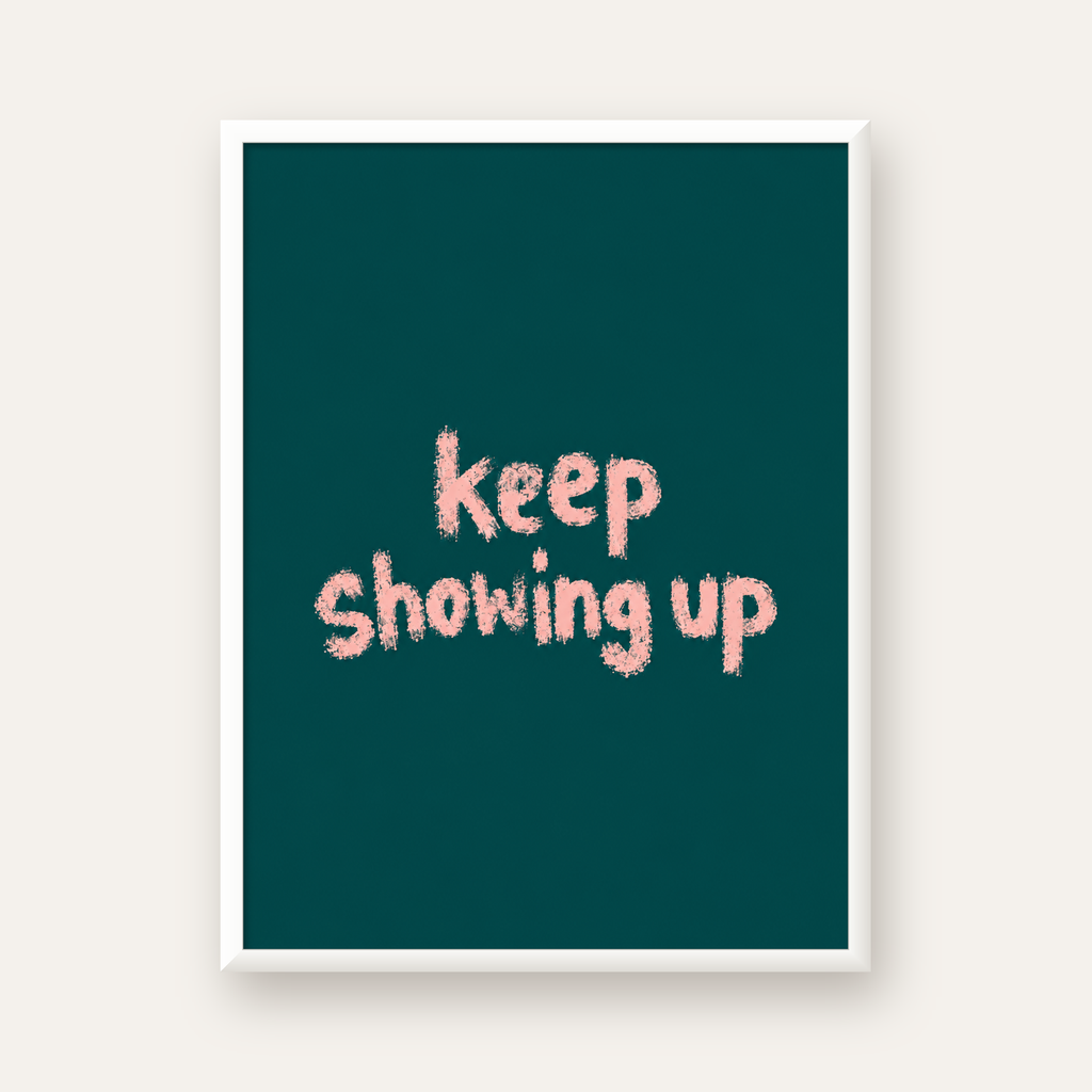Keep Showing Up El Yazısı Motivasyonel Poster — beyaz çerçeveli dikey poster