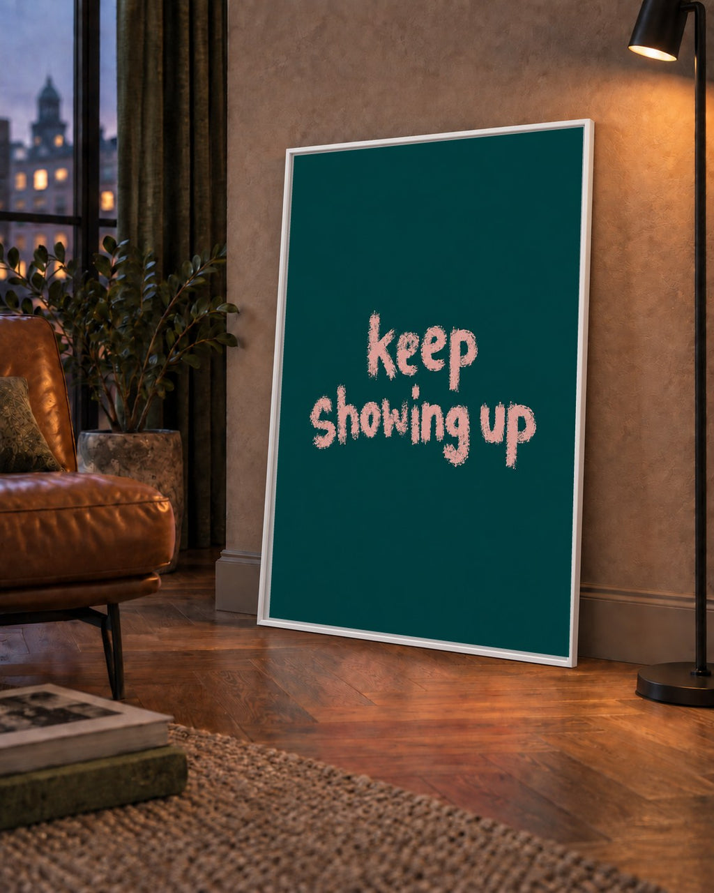 Keep Showing Up El Yazısı Motivasyonel Poster — çerçeveli hâliyle bir ev duvarında