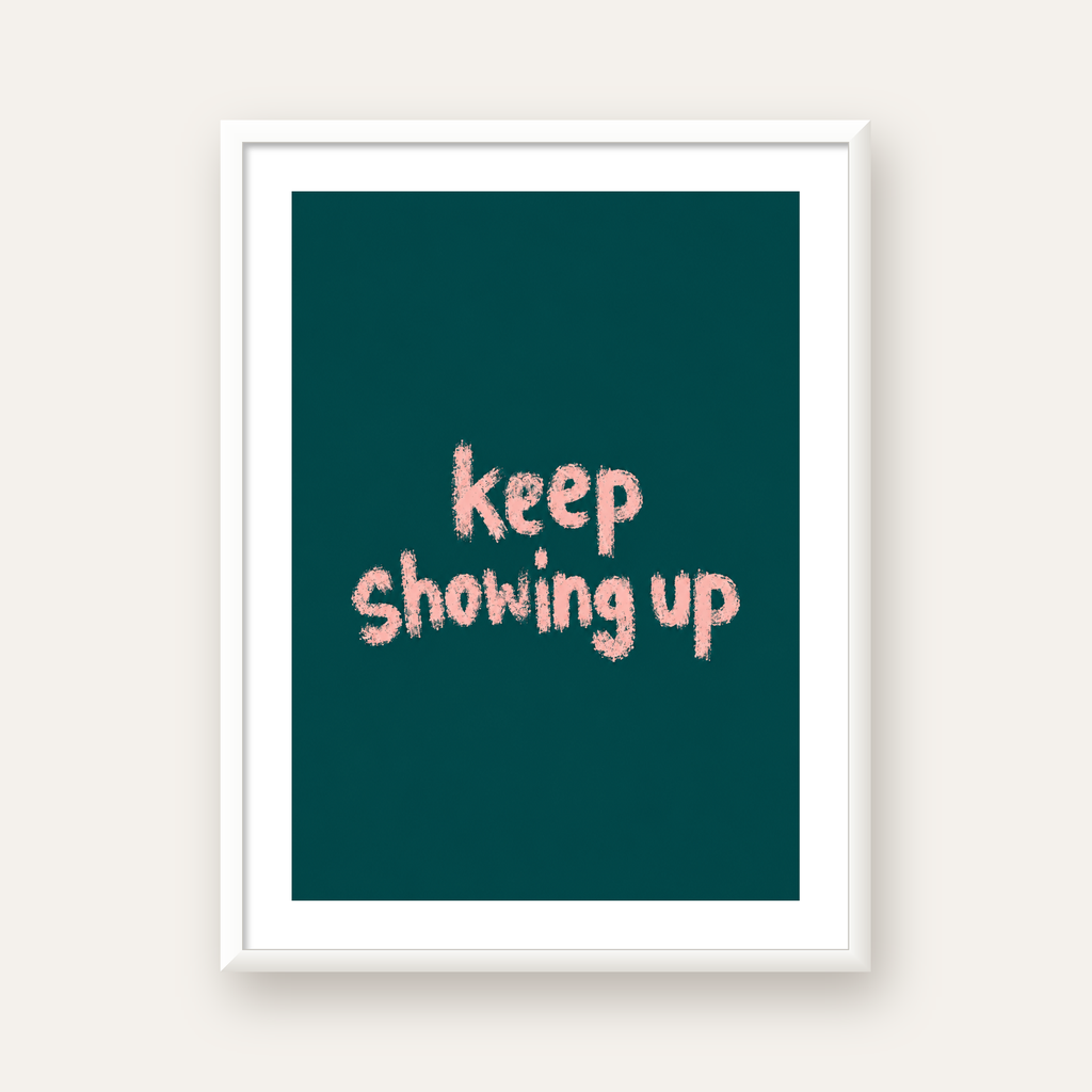 Keep Showing Up El Yazısı Motivasyonel Poster — beyaz çerçeveli dikey poster