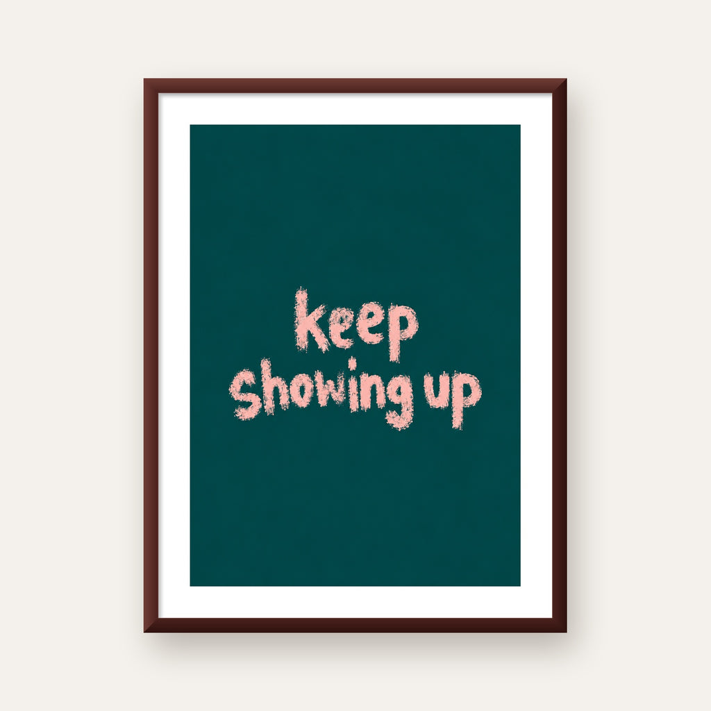 Keep Showing Up El Yazısı Motivasyonel Poster — ceviz çerçeveli paspartulu