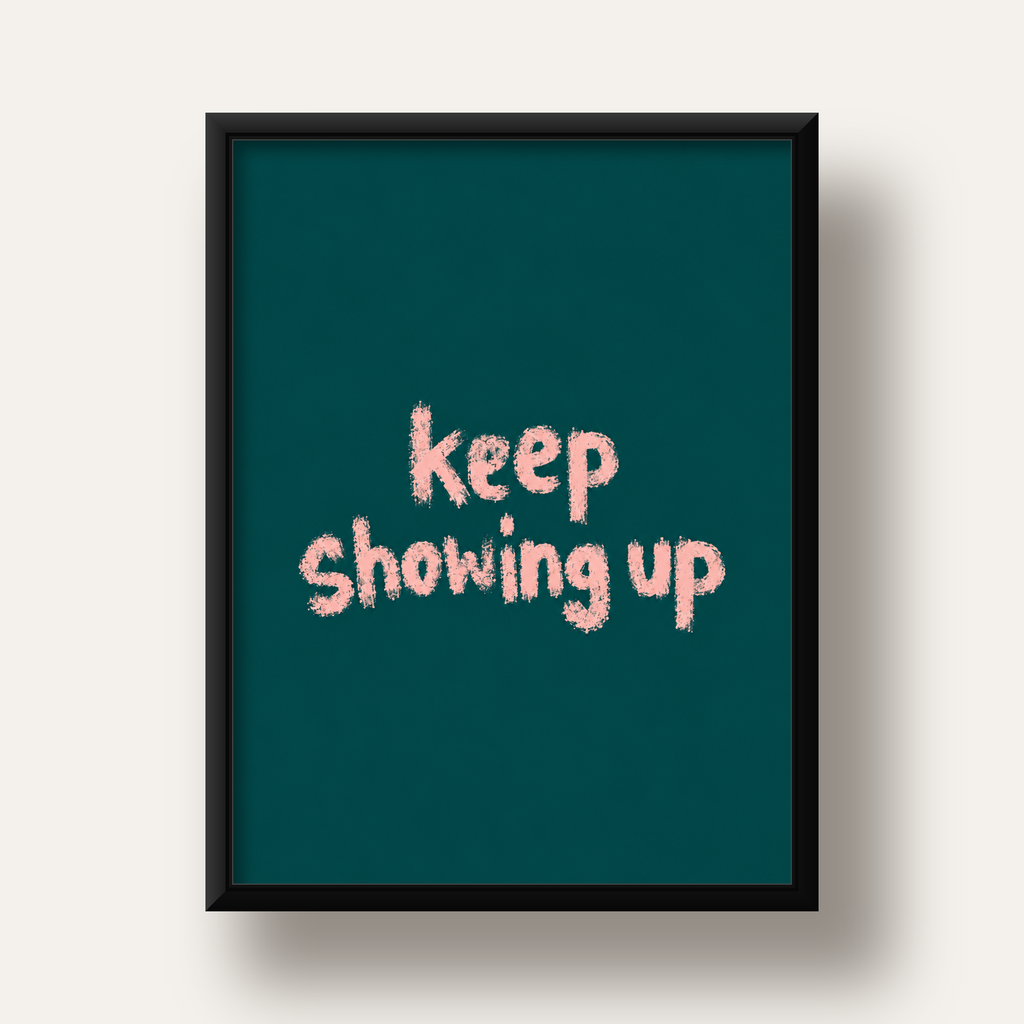 Keep Showing Up El Yazısı Motivasyonel Poster — siyah derin çerçeveli