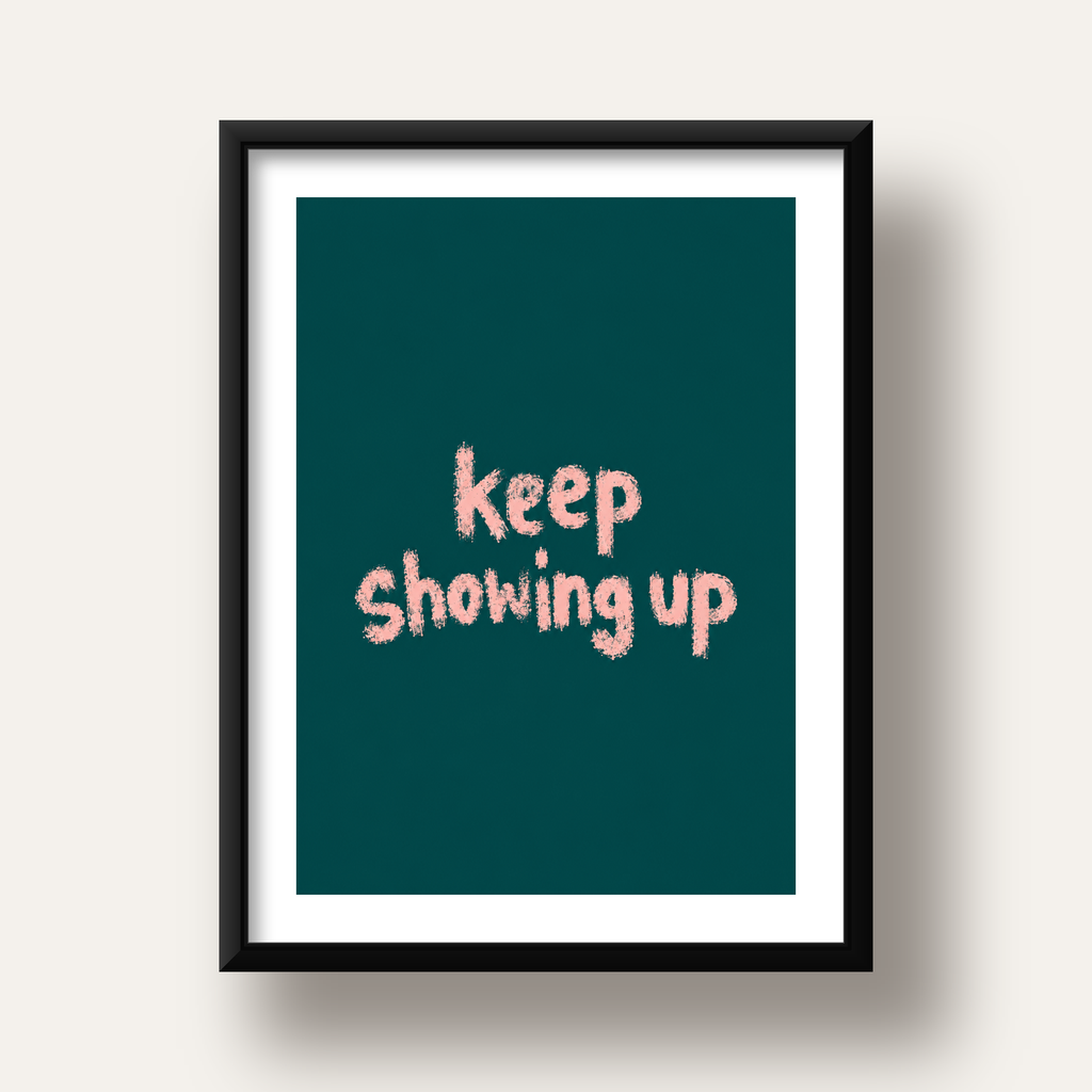 Keep Showing Up El Yazısı Motivasyonel Poster — siyah derin çerçeveli paspartulu