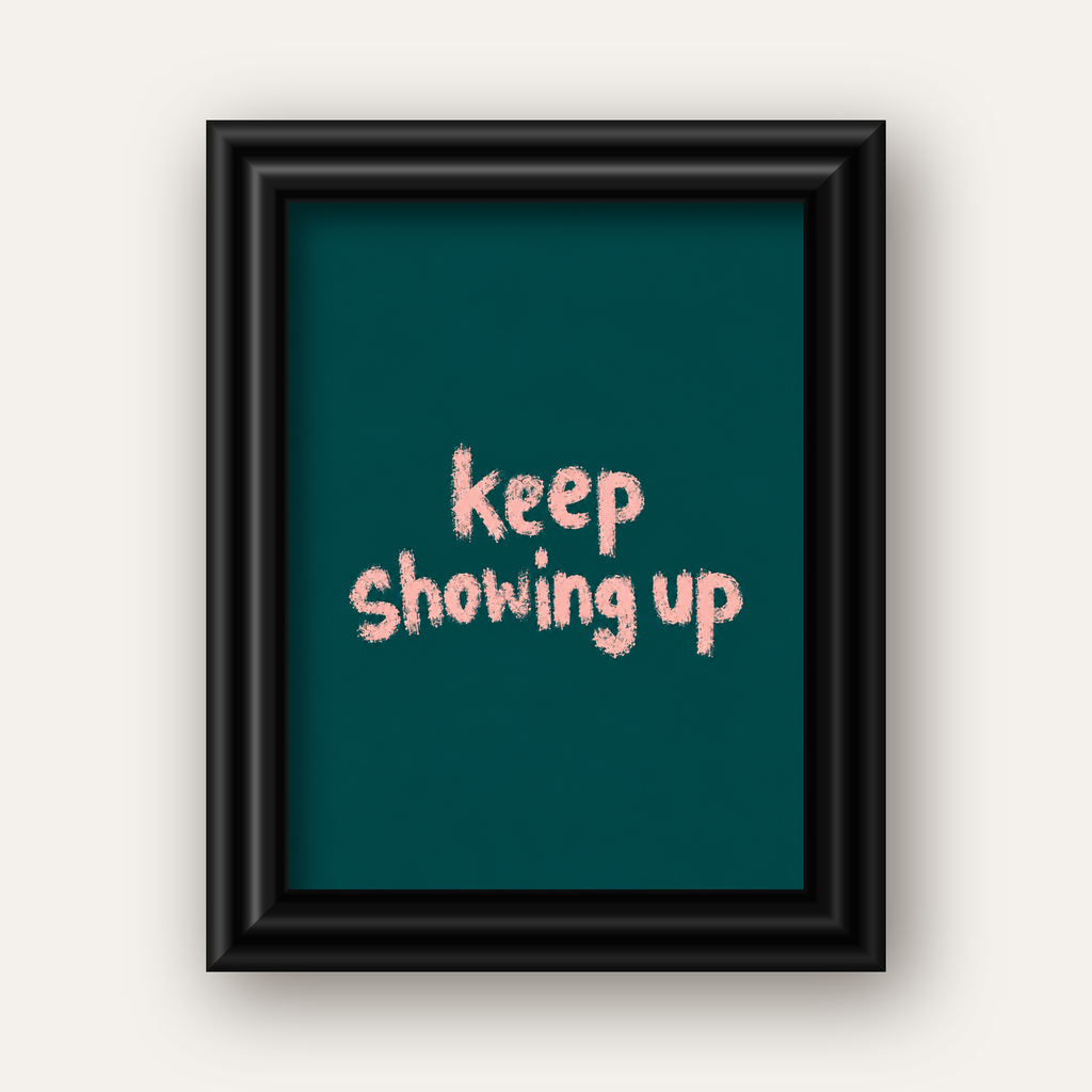 Keep Showing Up El Yazısı Motivasyonel Poster — siyah galeri çerçeveli