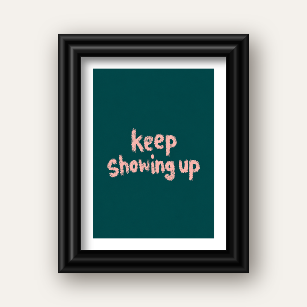 Keep Showing Up El Yazısı Motivasyonel Poster — siyah galeri çerçeveli paspartulu