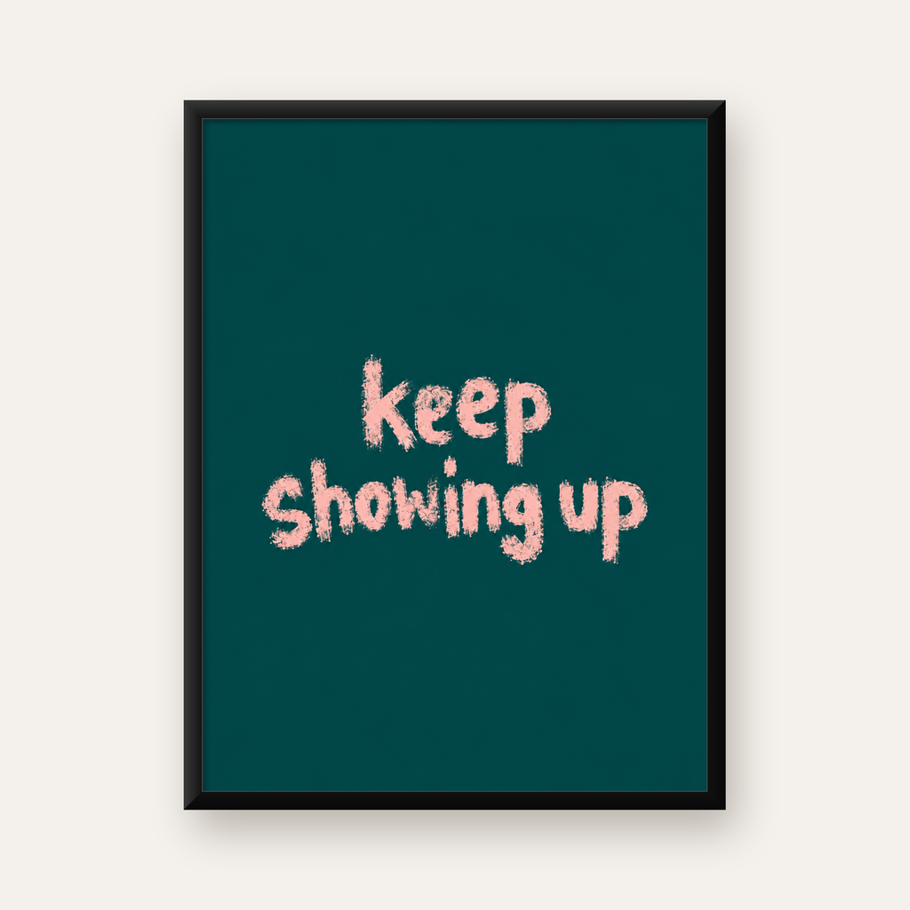 Keep Showing Up El Yazısı Motivasyonel Poster — Dikey baskı, düz siyah çerçeveli duvar posteri
