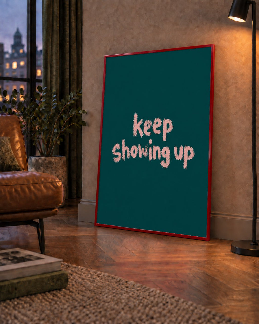 Keep Showing Up El Yazısı Motivasyonel Poster — çerçeveli hâliyle bir ev duvarında