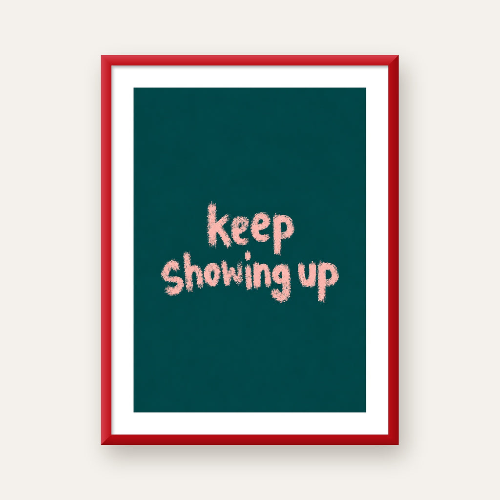 Keep Showing Up El Yazısı Motivasyonel Poster — kırmızı çerçeveli paspartulu