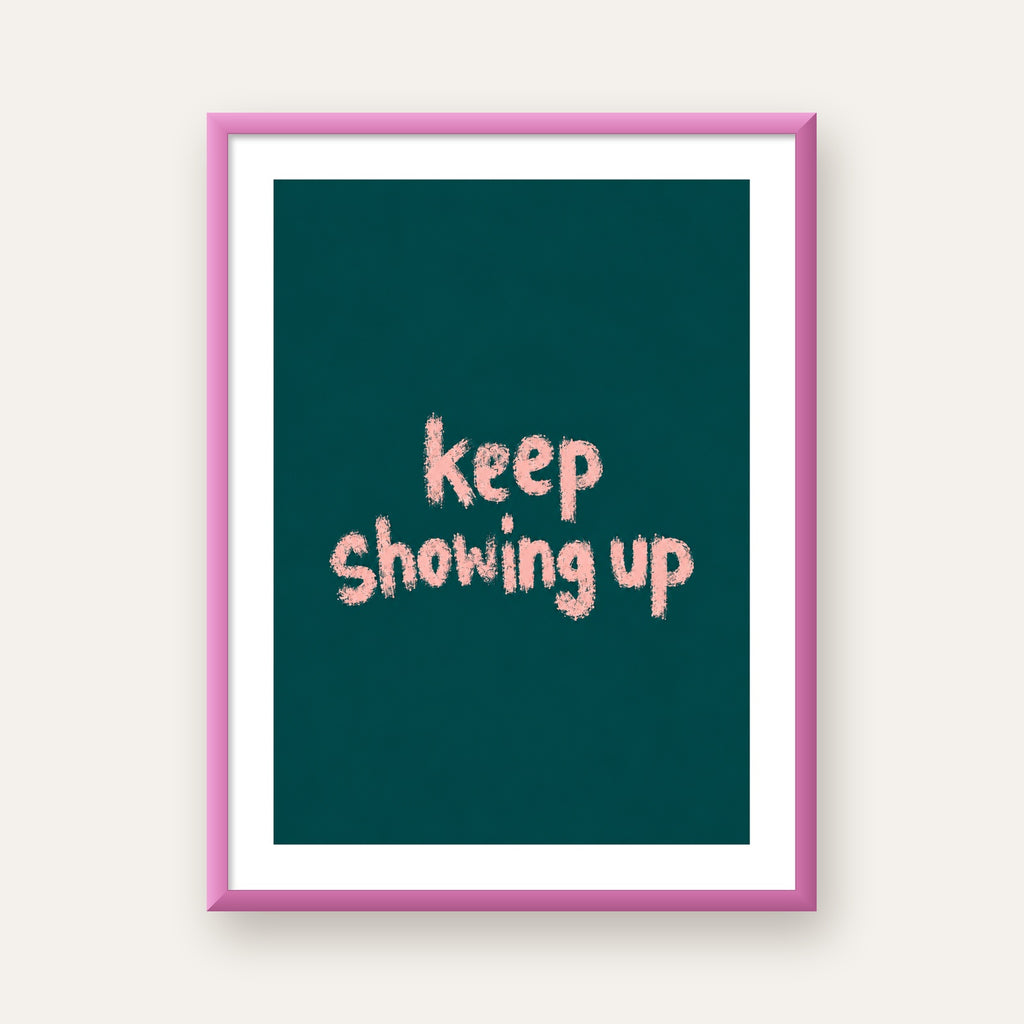 Keep Showing Up El Yazısı Motivasyonel Poster — pembe çerçeveli paspartulu