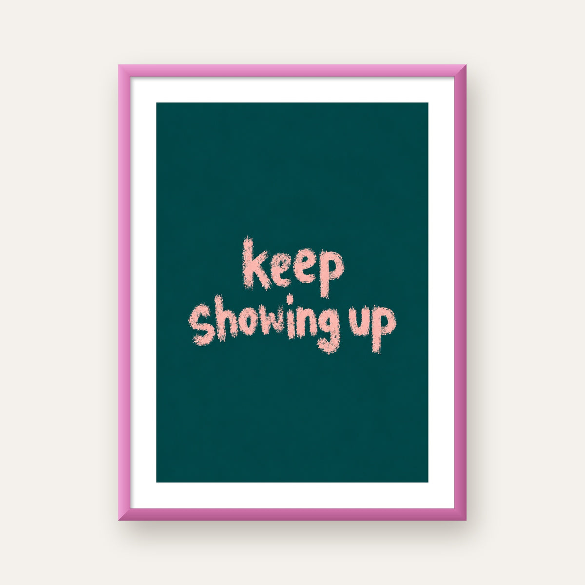 Keep Showing Up El Yazısı Motivasyonel Poster — pembe çerçeveli paspartulu