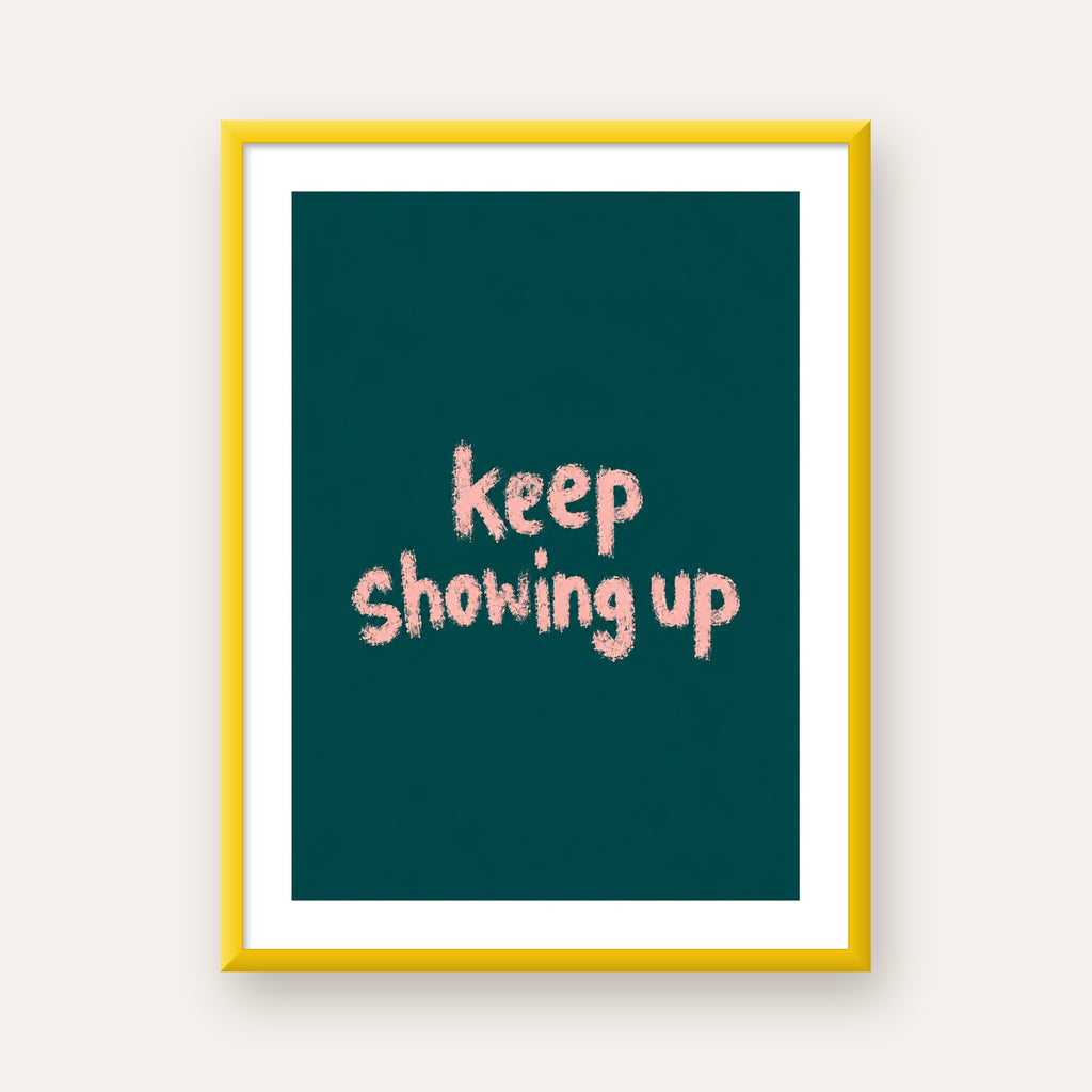 Keep Showing Up El Yazısı Motivasyonel Poster — sarı çerçeveli paspartulu