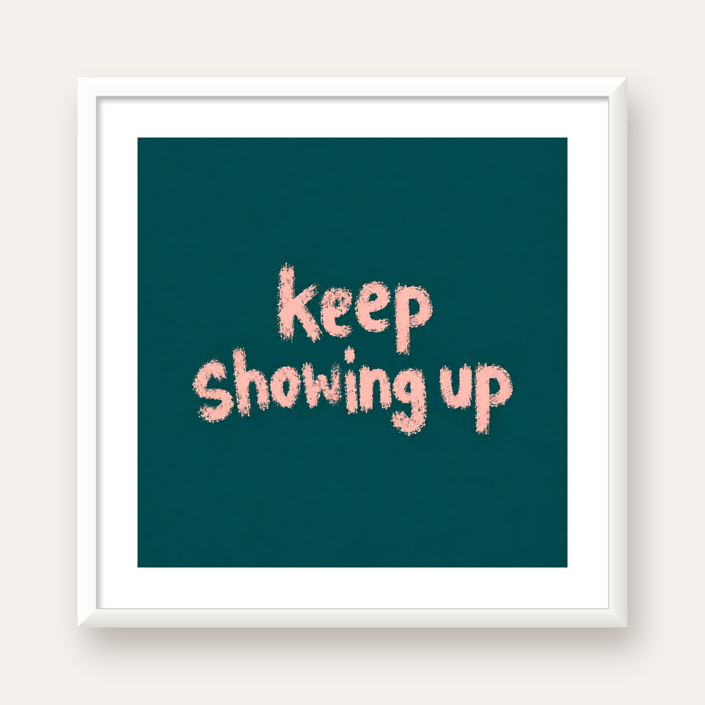 Keep Showing Up El Yazısı Motivasyonel Poster — beyaz çerçeveli kare poster