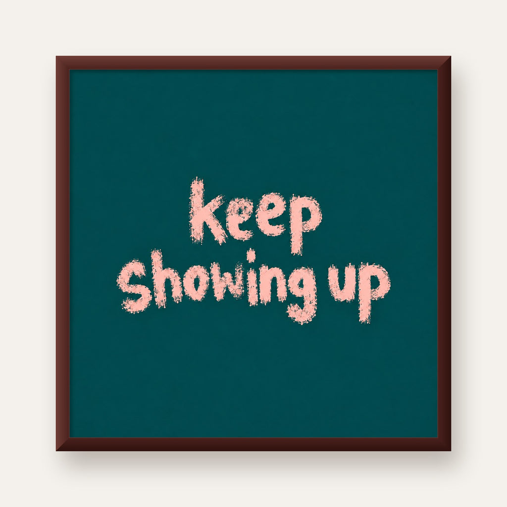 Keep Showing Up El Yazısı Motivasyonel Poster — ceviz çerçeveli