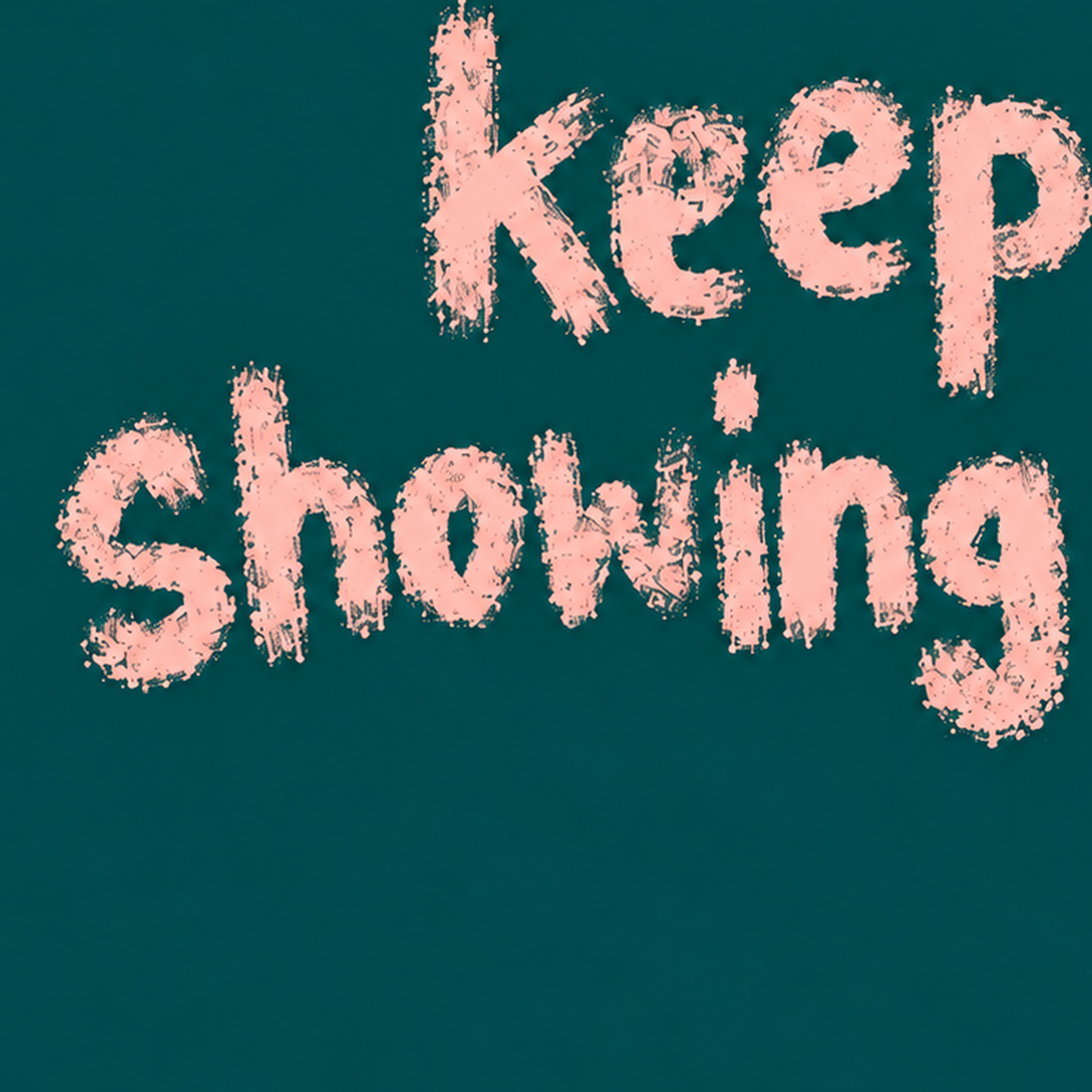 Keep Showing Up El Yazısı Motivasyonel Poster — baskının yakın çekimi, kâğıt dokusu ve renk detayı
