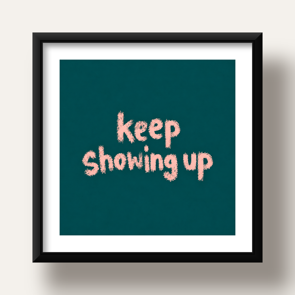 Keep Showing Up El Yazısı Motivasyonel Poster — siyah derin çerçeveli paspartulu