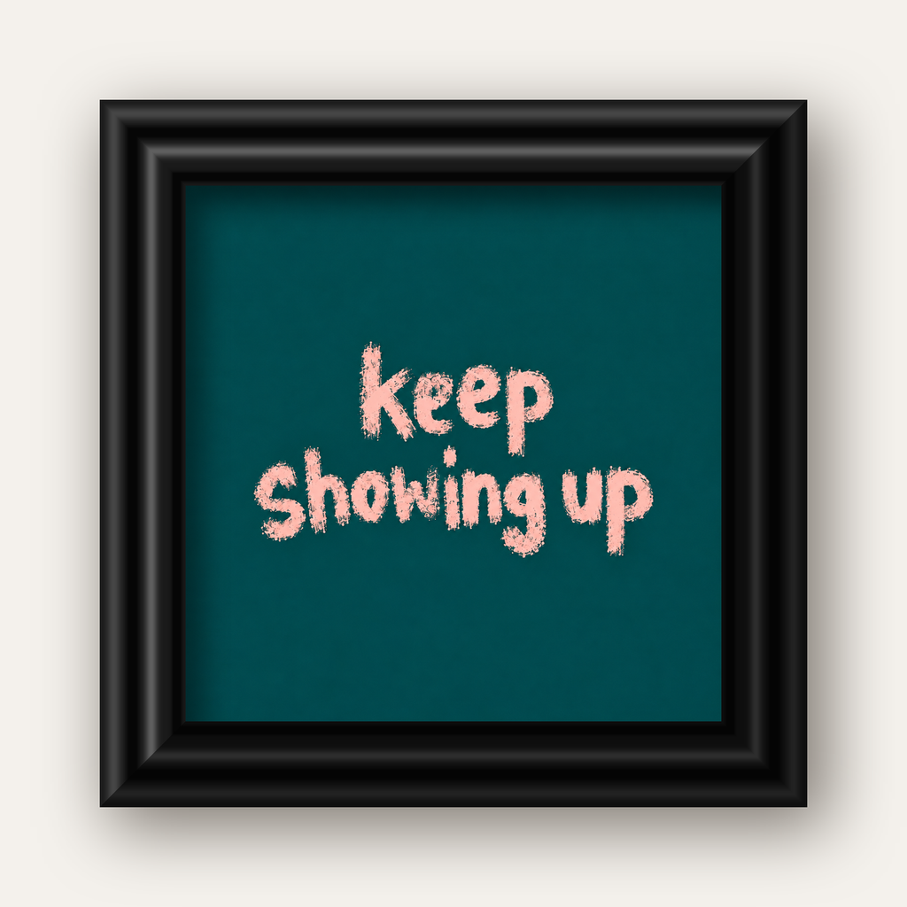 Keep Showing Up El Yazısı Motivasyonel Poster — siyah galeri çerçeveli