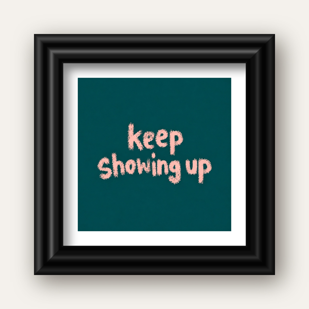 Keep Showing Up El Yazısı Motivasyonel Poster — siyah galeri çerçeveli paspartulu