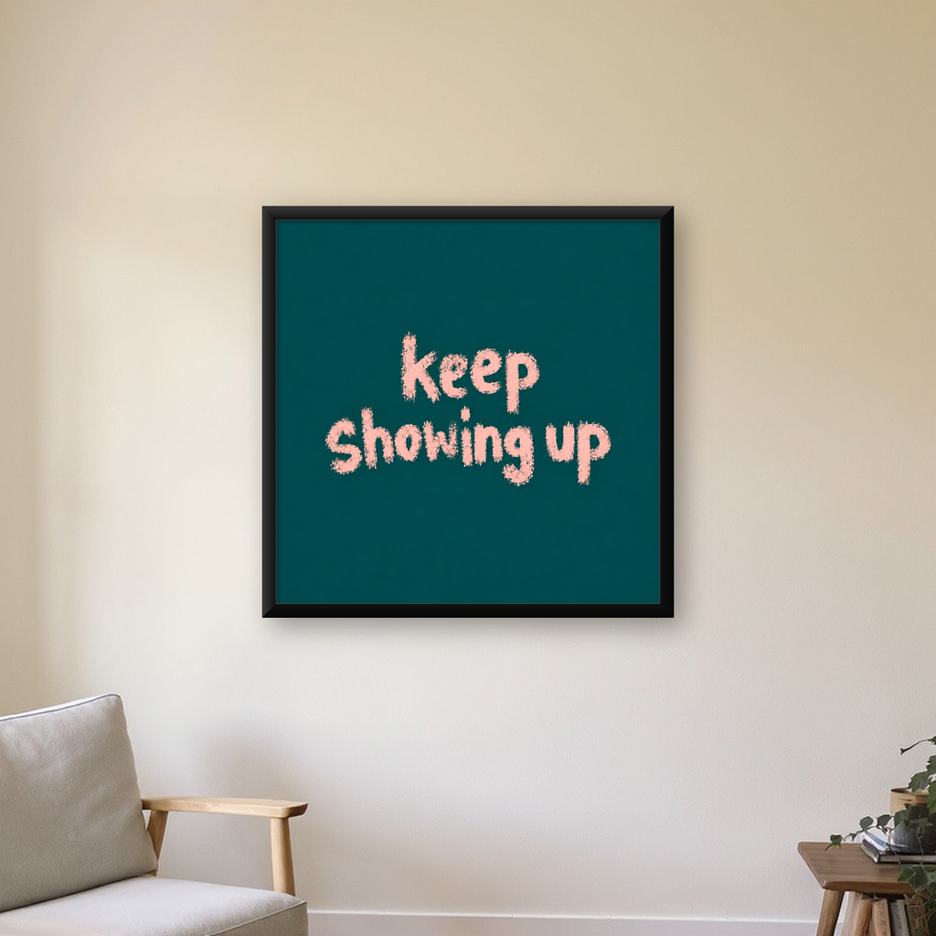 Keep Showing Up El Yazısı Motivasyonel Poster — Kare baskı, çerçeveli hâliyle bir ev duvarında