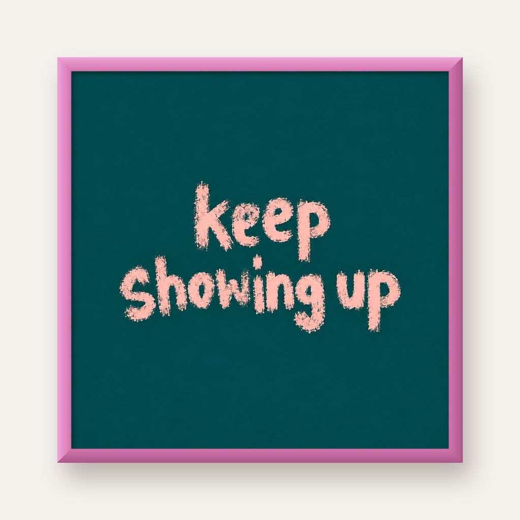 Keep Showing Up El Yazısı Motivasyonel Poster — pembe çerçeveli