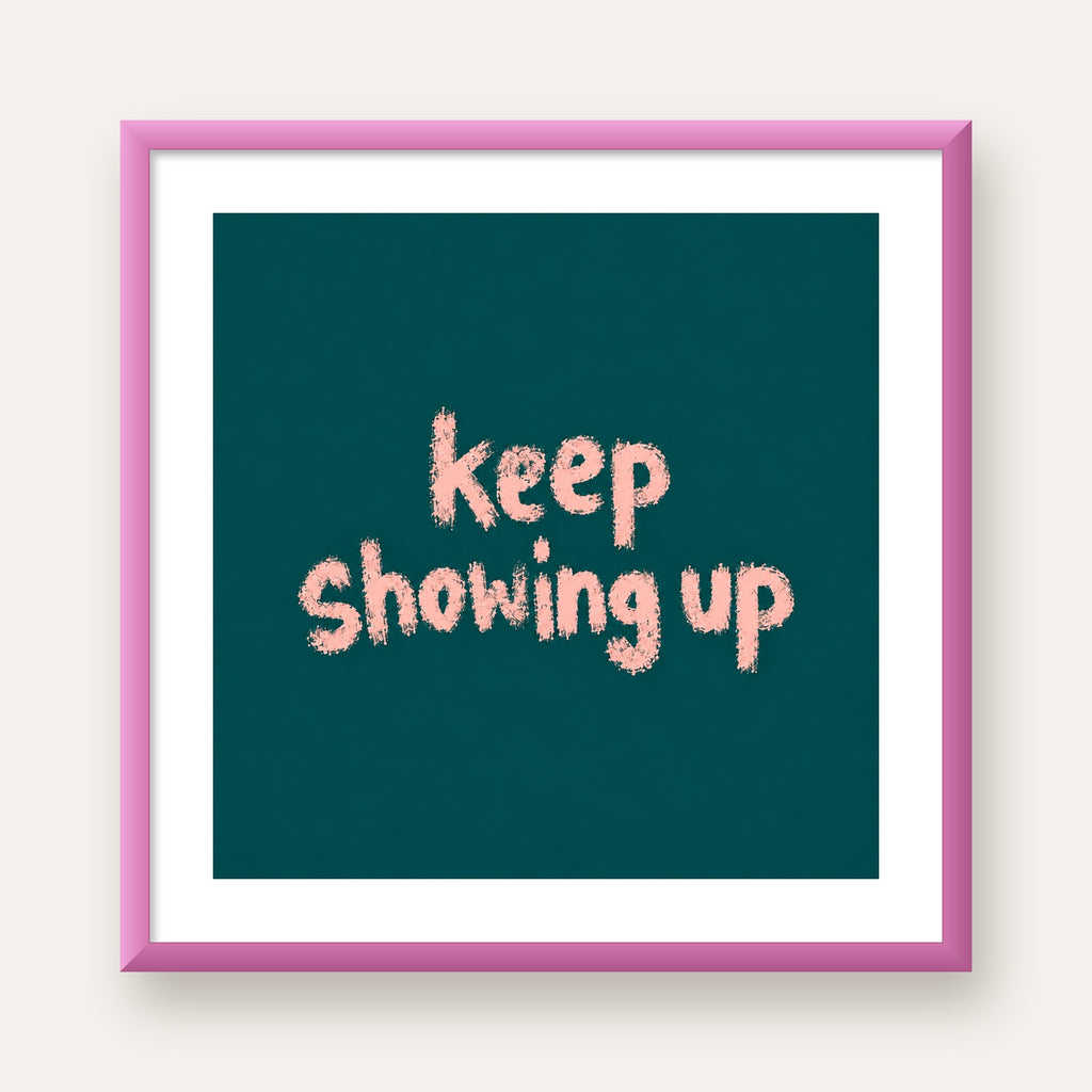 Keep Showing Up El Yazısı Motivasyonel Poster — pembe çerçeveli paspartulu