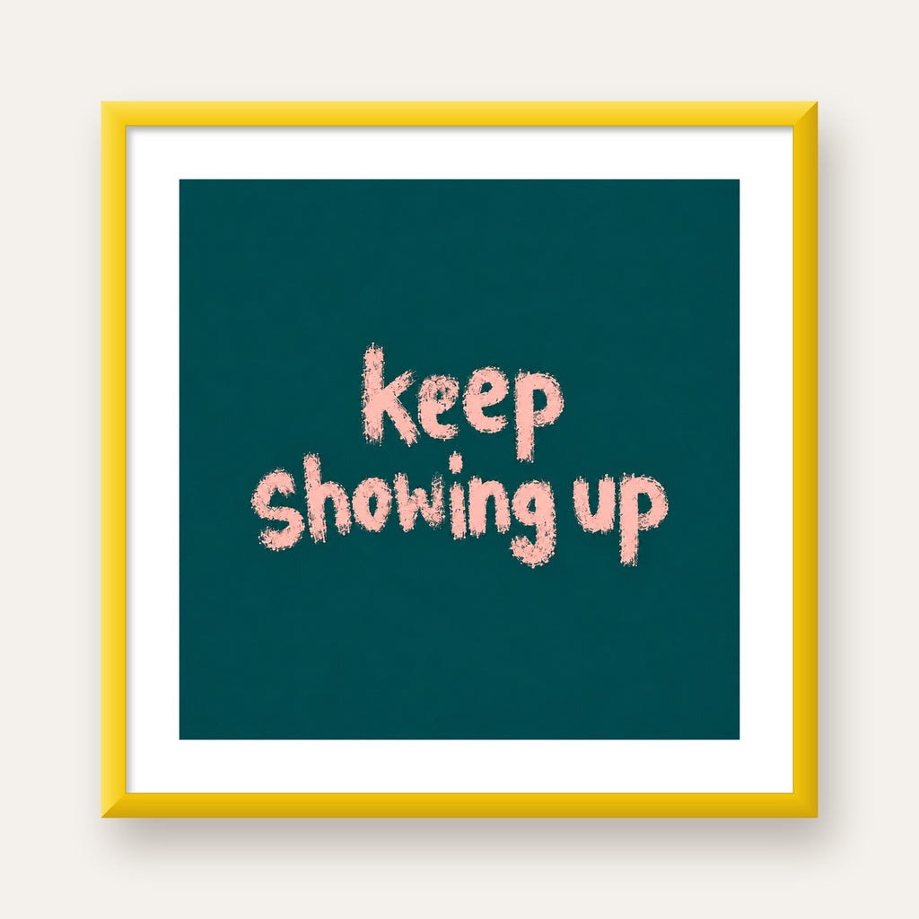 Keep Showing Up El Yazısı Motivasyonel Poster — sarı çerçeveli paspartulu