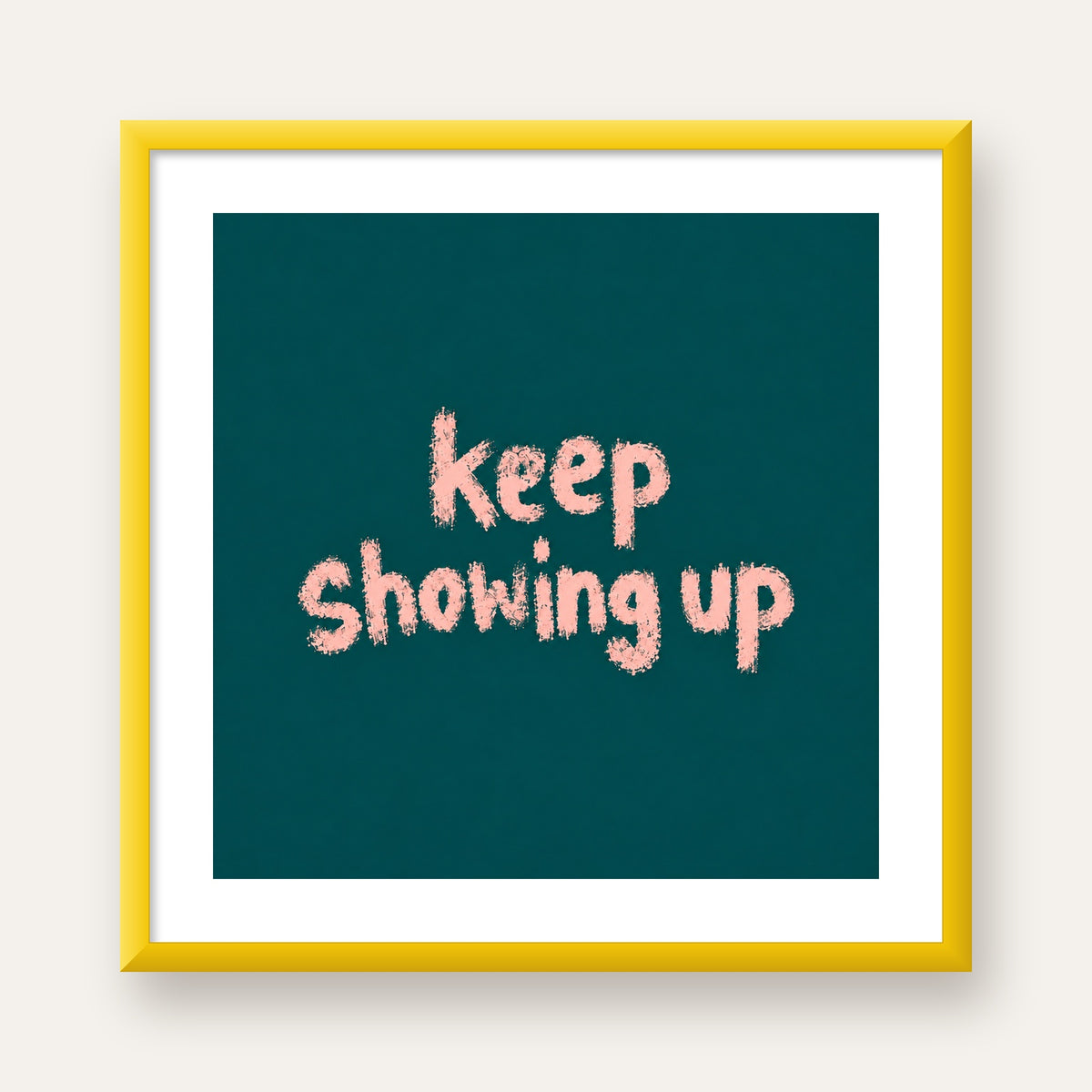 Keep Showing Up El Yazısı Motivasyonel Poster — sarı çerçeveli paspartulu