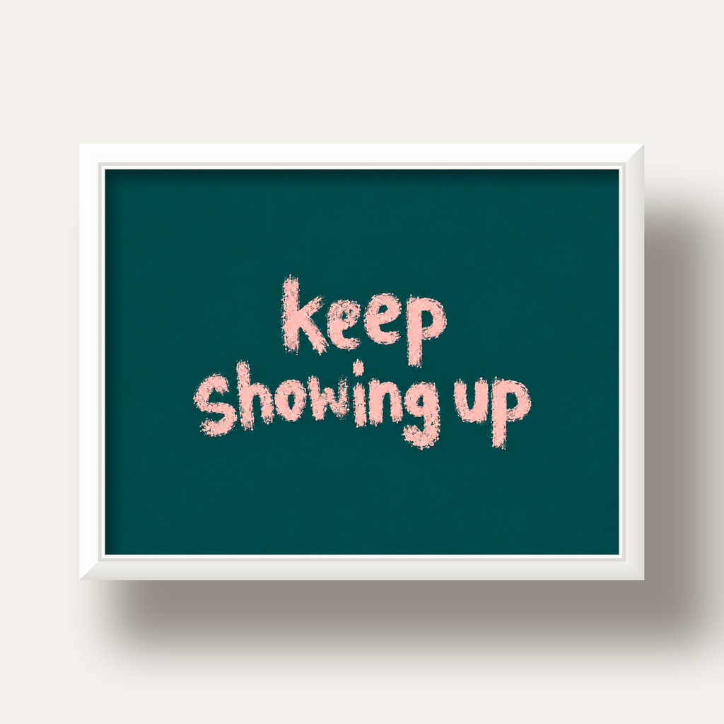 Keep Showing Up El Yazısı Motivasyonel Poster — beyaz derin çerçeveli