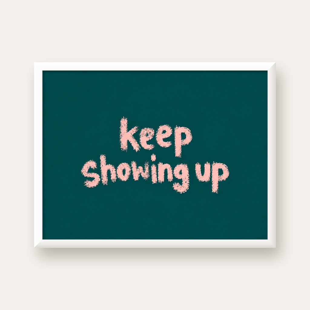 Keep Showing Up El Yazısı Motivasyonel Poster — beyaz çerçeveli yatay poster