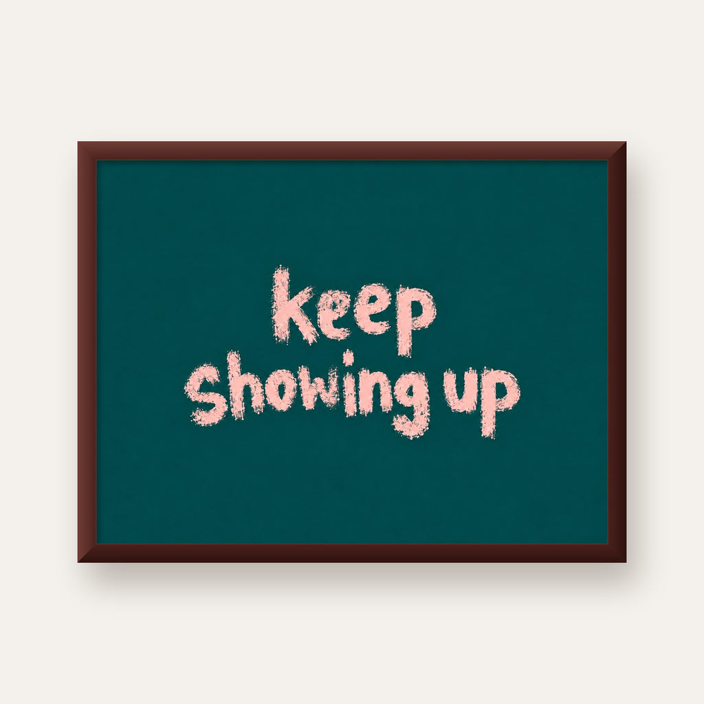 Keep Showing Up El Yazısı Motivasyonel Poster — ceviz çerçeveli