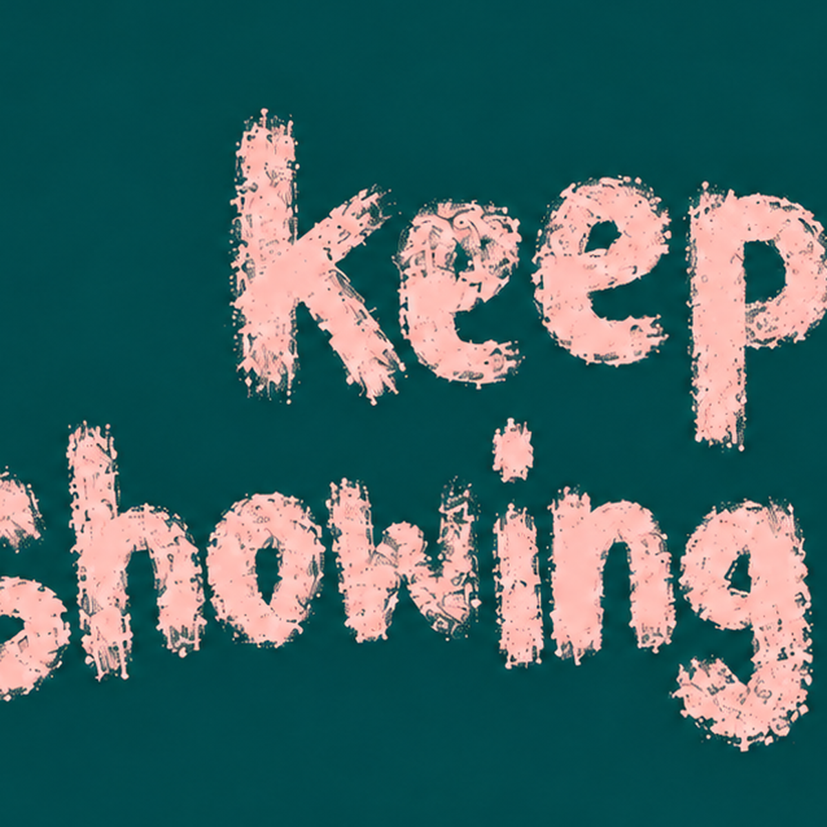 Keep Showing Up El Yazısı Motivasyonel Poster — baskının yakın çekimi, kâğıt dokusu ve renk detayı