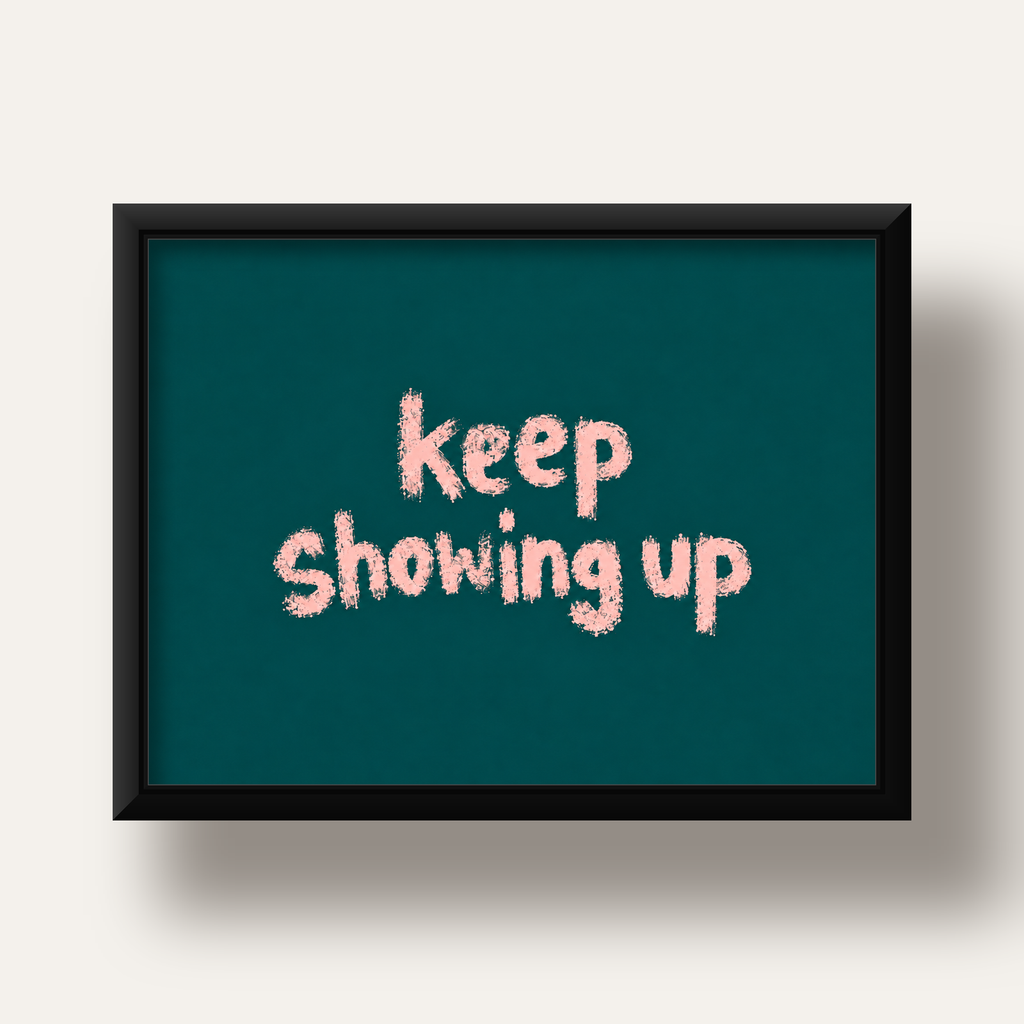 Keep Showing Up El Yazısı Motivasyonel Poster — siyah derin çerçeveli