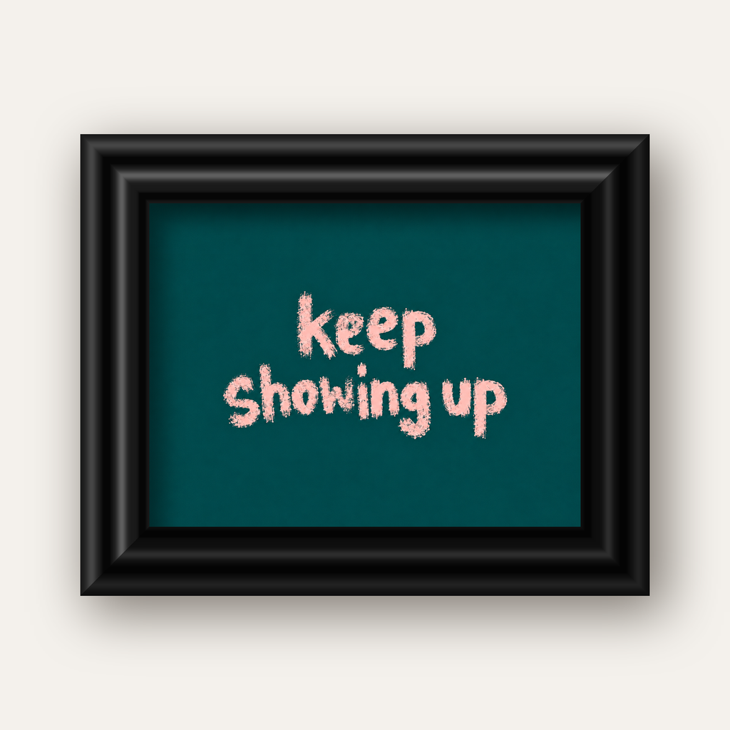 Keep Showing Up El Yazısı Motivasyonel Poster — siyah galeri çerçeveli