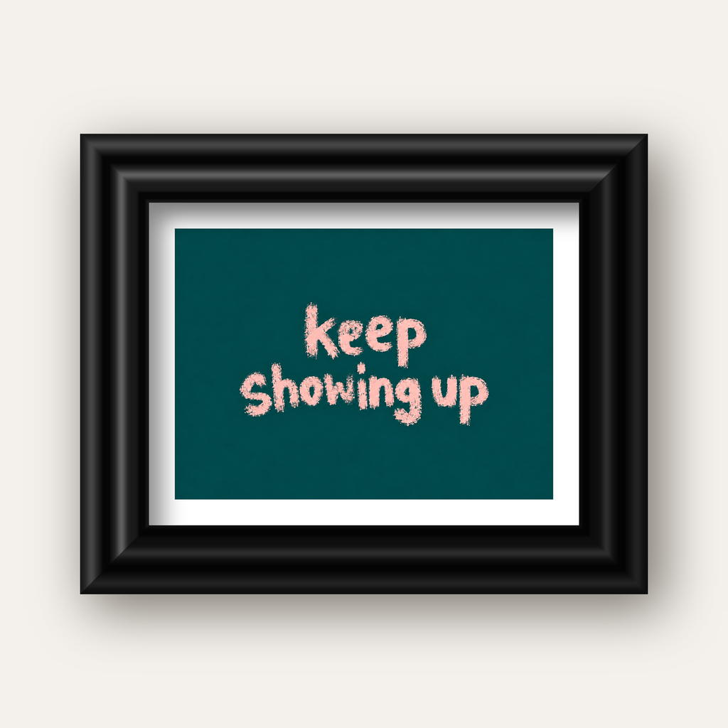 Keep Showing Up El Yazısı Motivasyonel Poster — siyah galeri çerçeveli paspartulu