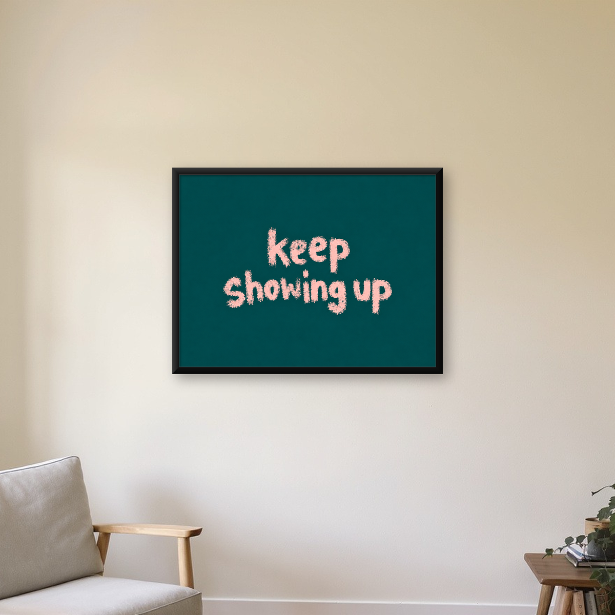 Keep Showing Up El Yazısı Motivasyonel Poster — Yatay baskı, çerçeveli hâliyle bir ev duvarında