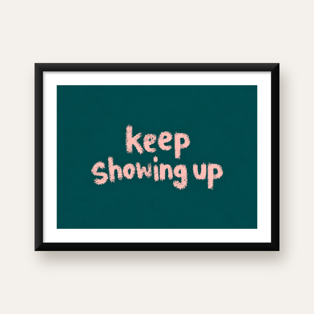 Keep Showing Up El Yazısı Motivasyonel Poster — Yatay baskı, beyaz paspartulu