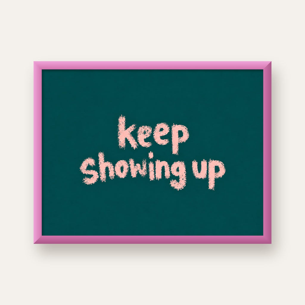 Keep Showing Up El Yazısı Motivasyonel Poster — pembe çerçeveli