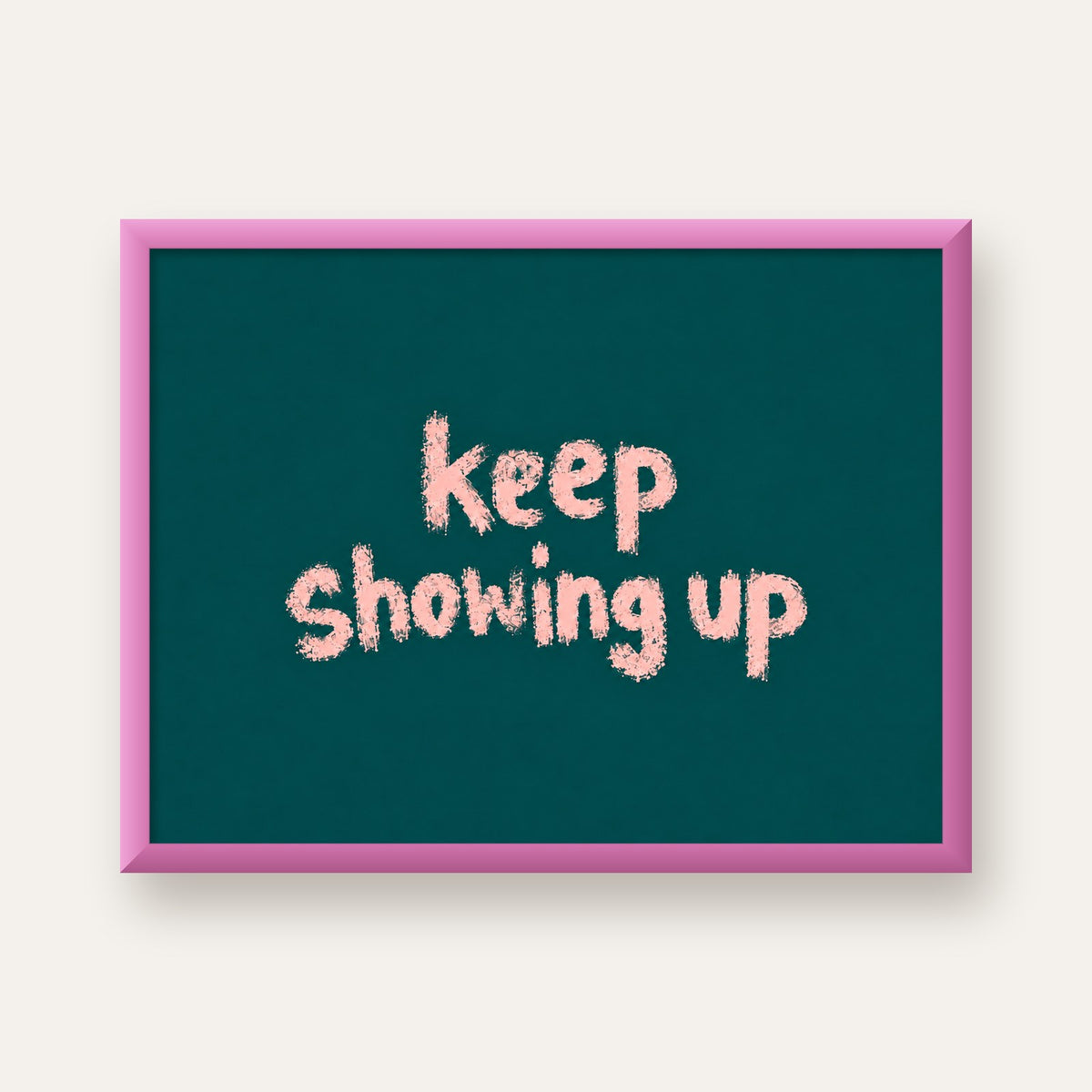 Keep Showing Up El Yazısı Motivasyonel Poster — pembe çerçeveli