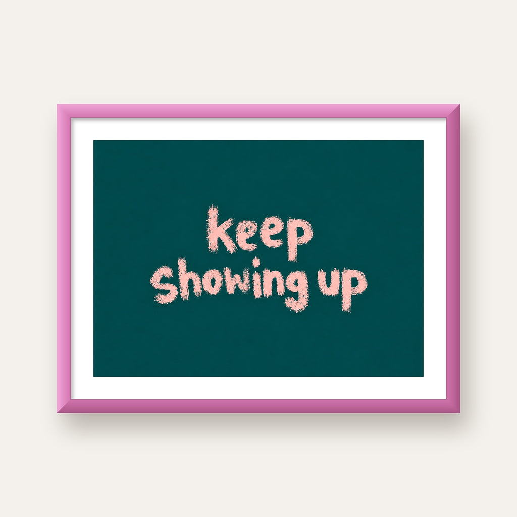 Keep Showing Up El Yazısı Motivasyonel Poster — pembe çerçeveli paspartulu