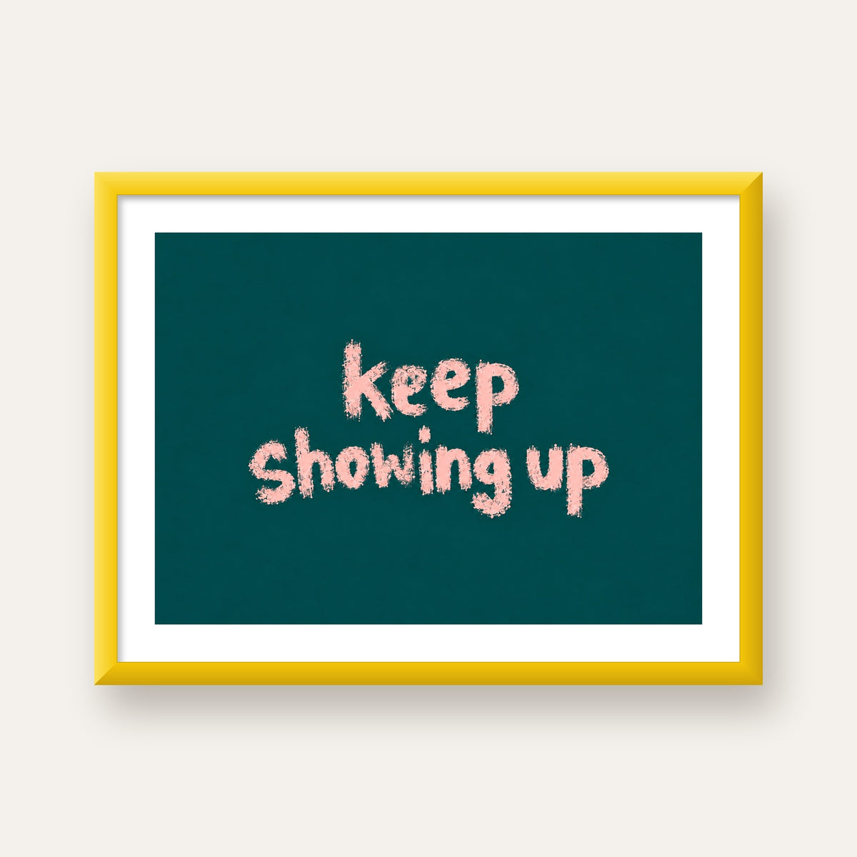 Keep Showing Up El Yazısı Motivasyonel Poster — sarı çerçeveli paspartulu