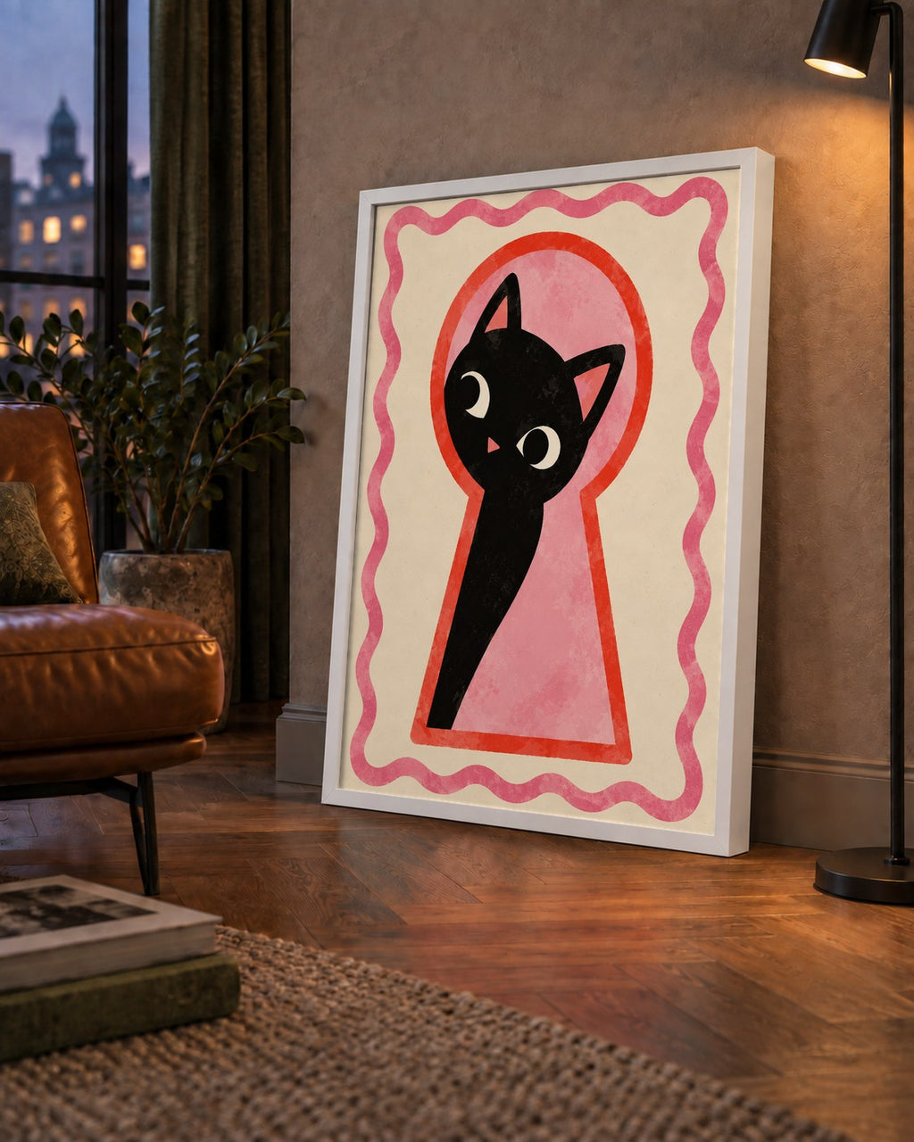 Anahtar Deliğinden Bakan Sevimli Siyah Kedi Poster — çerçeveli hâliyle bir ev duvarında