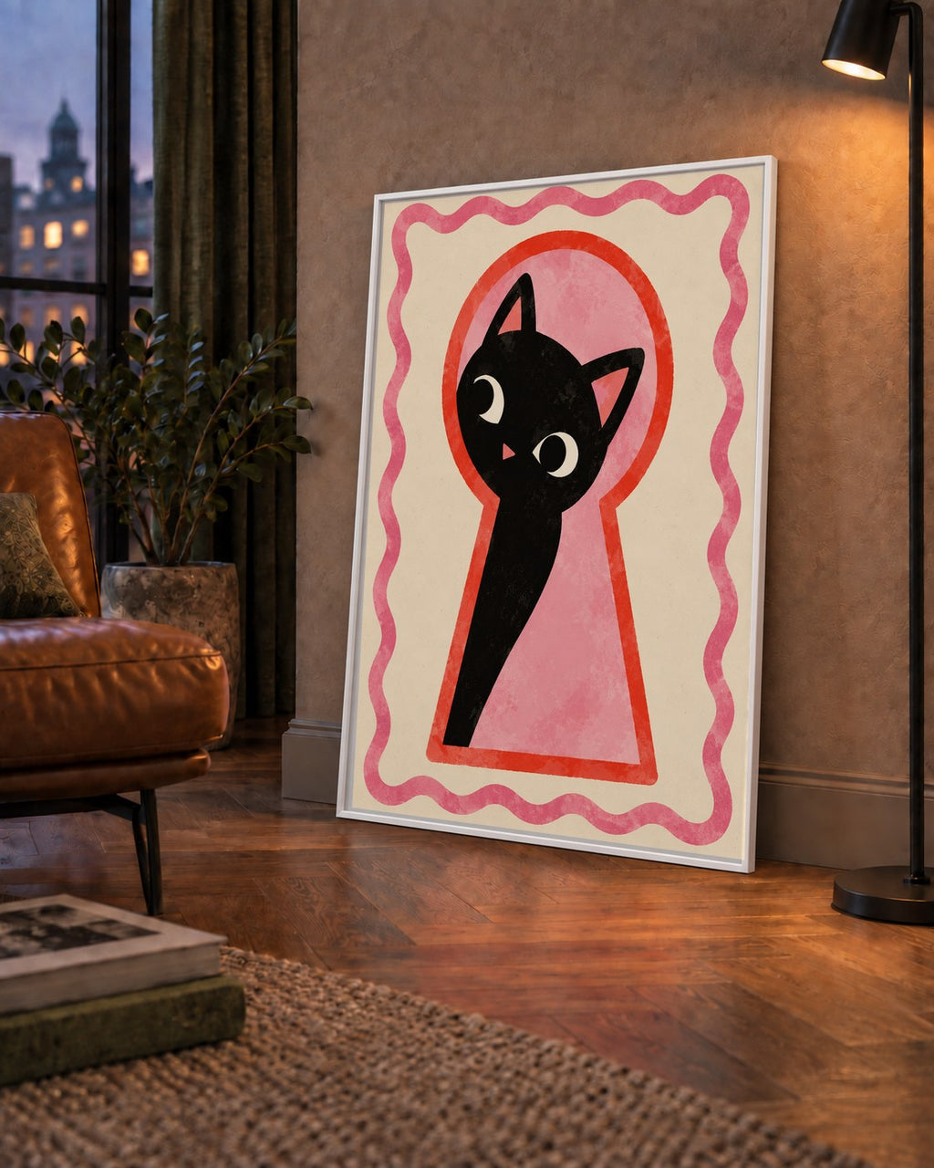 Anahtar Deliğinden Bakan Sevimli Siyah Kedi Poster — çerçeveli hâliyle bir ev duvarında